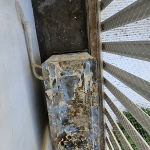 רשת למניעת כניסת יונים על מרפסת עם קיר מתקלף