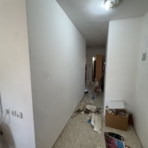 מסדרון עם קירות צבועים וציוד צביעה