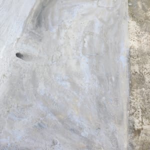 משטח בטון אטום עם חומר איטום אפור