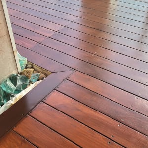 רצפת עץ עם עמוד אבן וזכוכיות ירוקות