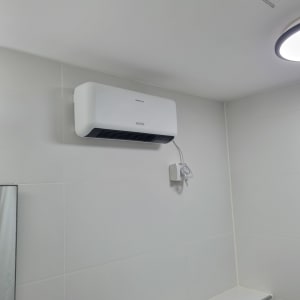 מזגן מותקן על קיר בחדר