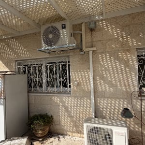 יחידת מיזוג אוויר מותקנת על קיר חיצוני