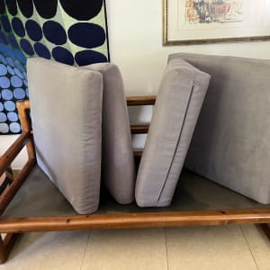 כריות ספה אפורות עומדות על מסגרת עץ לניקוי