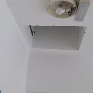 תקרה עם חור ומנורה חשמלית