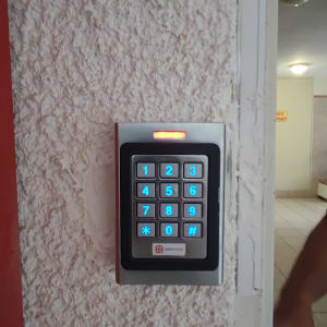 לוח מקשים מואר עם מספרים על קיר