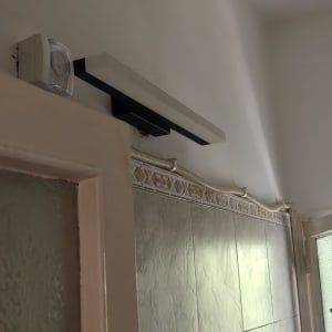 תאורה מותקנת על קיר בחדר עם אריחים