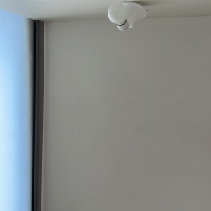 תקרה צבועה בלבן עם מנורה לבנה