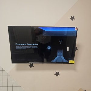 טלוויזיה תלויה על הקיר עם מסך הפעלה