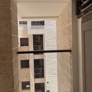 רשת למניעת כניסת יונים במרפסת בניין