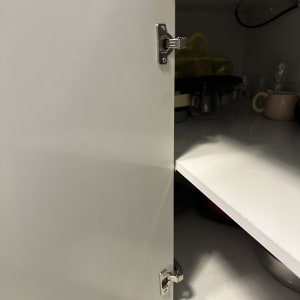 ארון מטבח פתוח עם צירים ודלת