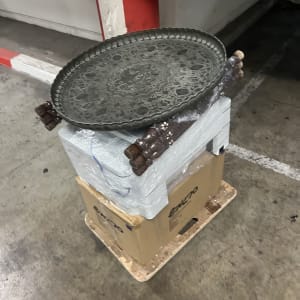 מגש מתכת על קרטון במגרש חניה