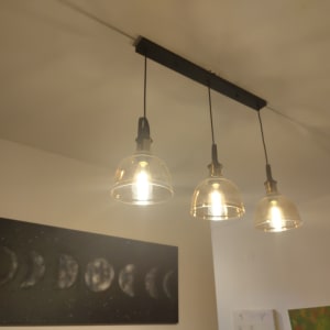 שלושה מנורות תלויות עם אהילים שקופים