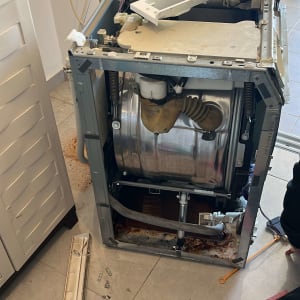 מכונת כביסה פתוחה לתיקון עם חלקים מפורקים