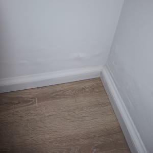 פינה עם סימני רטיבות על הקיר