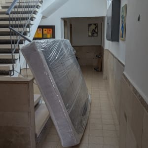 מזרן עטוף בניילון מונח בחדר מדרגות