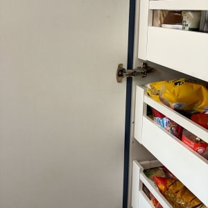 ארון מטבח פתוח עם מגירות מלאות במוצרים