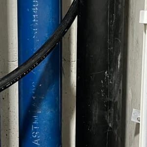 צינורות כחולים ושחורים עם מחברים מתכתיים