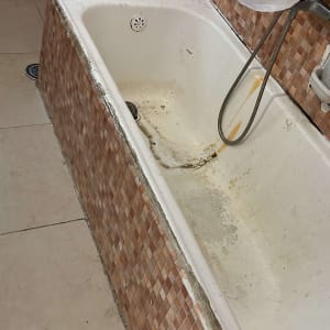 אמבטיה עם חיפוי אריחים קטנים בצבע חום