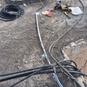 כלים וחוטים על גג, עבודה חשמלית