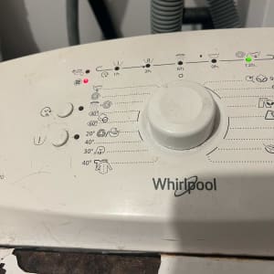 לוח בקרה של מכונת כביסה עם כפתורים ותצוגה