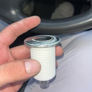 חלק פלסטיק עם הברגה ביד אדם