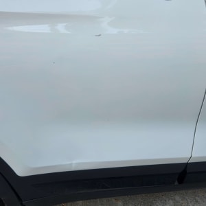 נזק קל לדלת רכב לבנה