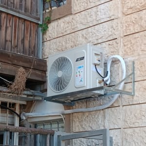יחידת מיזוג אוויר מותקנת על קיר חיצוני