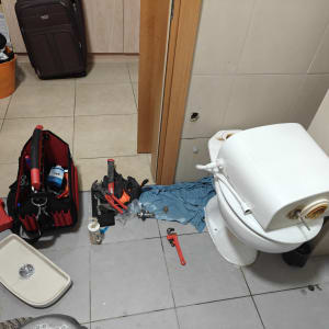 כלים סניטריים וכלי עבודה בחדר אמבטיה