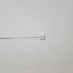 שקע חשמל על קיר לבן עם כבל חשמל