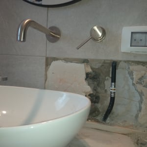 כיור עם ברז, צינור חשוף בקיר