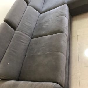 ספה אפורה על רצפת קרמיקה