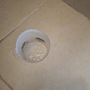 חור ברצפה עם חומר איטום מסביב