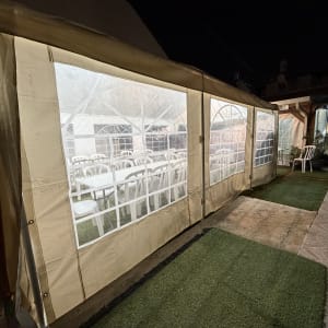 אוהל עם כיסאות לאירועים בחוץ בלילה