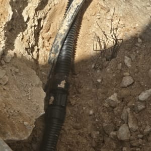 צינור פגום באדמה עם סדקים