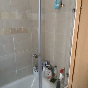מקלחת עם בקבוקי סבון ומתקן תלייה