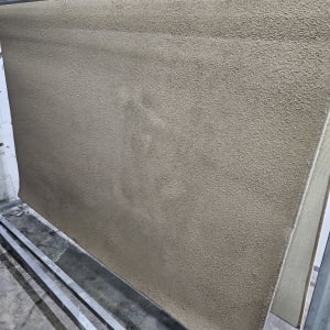 שטיח תלוי לייבוש לאחר ניקוי