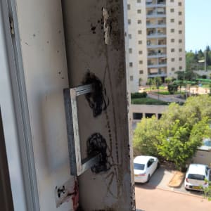תיקון וריתוך ידית מתכת בחלון פלדה של ממ"ד