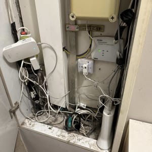 ארון חשמל עם חוטים ומכשירים חשמליים