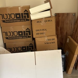 קופסאות קרטון ואריזות בחדר ריק