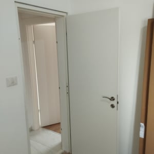 דלתות לבנות פתוחות עם ידיות מתכת