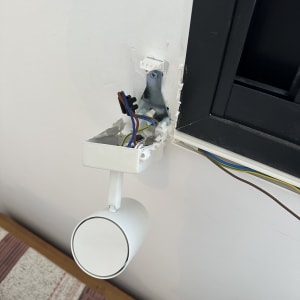 מנורת קיר עם חוטי חשמל חשופים