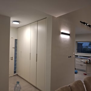 קירות ותקרה צבועים בגוון בהיר בדירה מודרנית מרוהטת