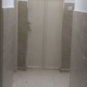 מסדרון עם קירות מרוצפים ודלת סגורה