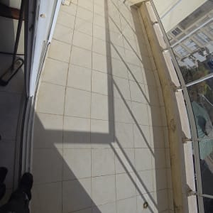 מרפסת עם רצפת אריחים וניקוז מים