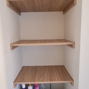 שלושה מדפי עץ מותקנים על הקיר