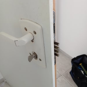 מנעול דלת עם בריחים גלויים ותיק כלים