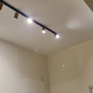 תאורת מסילה עם ארבעה פנסים בתקרה