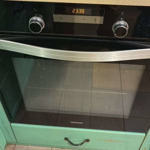 תנור אפייה עם כיריים גז במטבח