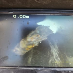 תצוגת מסך עם תמונה מטושטשת של צינור