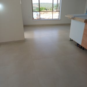 חדר ריק עם רצפת אריחים וחלון גדול